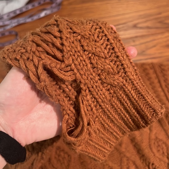 Crewneck Cable Knit Sweater - Rust. J.O.A. - Picture 4 of 4